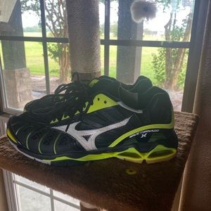 Mizuno volleyball court shoes